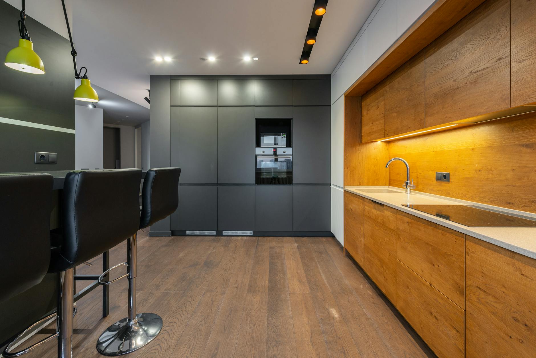 Cuisine éclairée par zones indépendantes : spots plafond, bandeau LED crédence et suspension îlot
