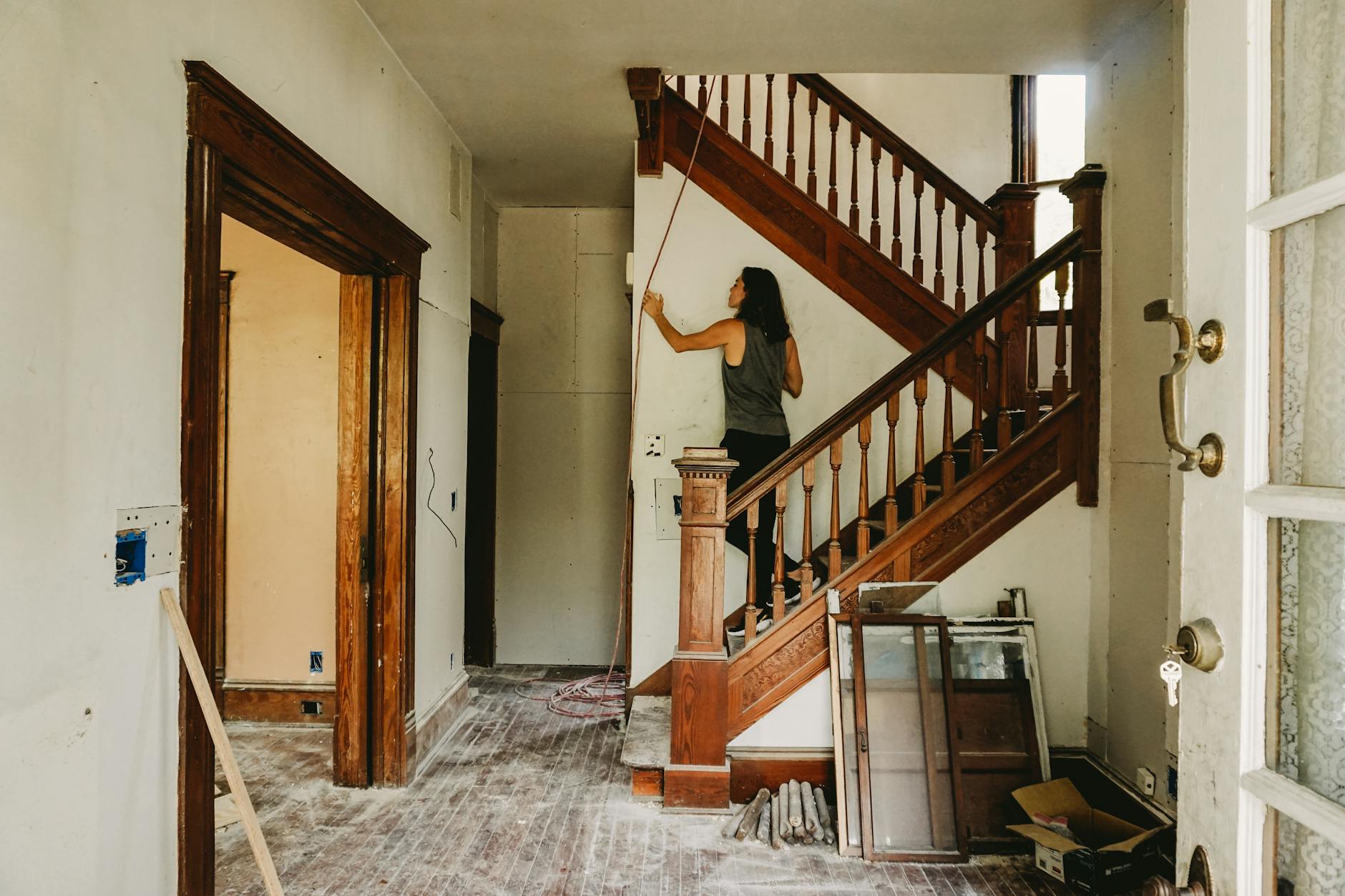 Escalier en bois avec contremarches peintes en blanc cassé, méthode deux couleurs
