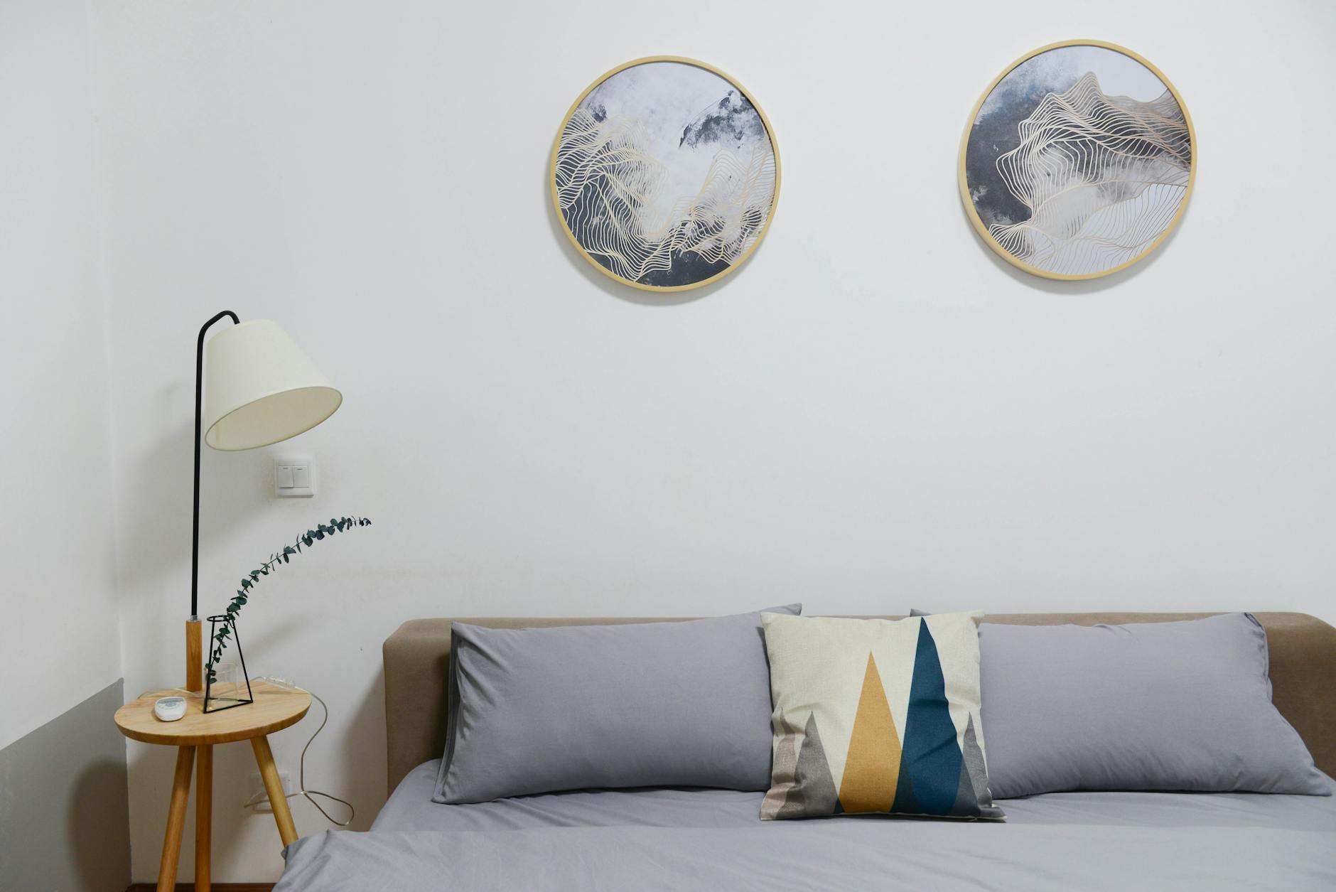 Chambre avec mur de tête de lit peint en vert forêt foncé, tête de lit en rotin